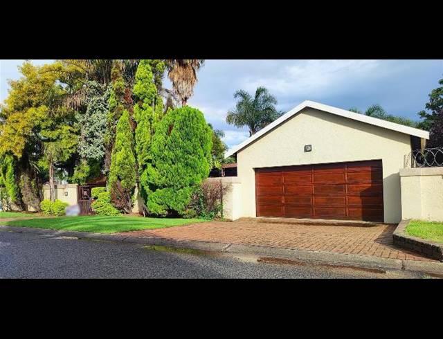 8 BEDROOM HOUSE FOR SALE IN VAN RIEBEECK PARK